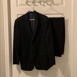 Nearly new black pinstripe men’s suit. Size 41R.